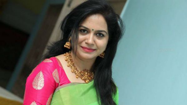 సింగర్‌ సునీత‌పై అసత్య కథనాలు.. మంత్రి కేటీఆర్‌కు ఫిర్యాదు