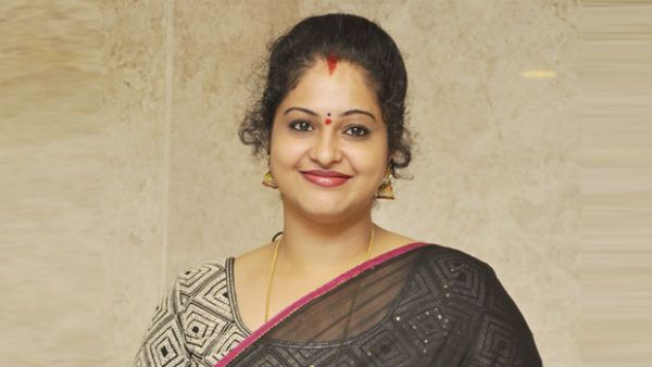 నిజం సినిమాలో రాశి హాట్ రోల్ చేయడానికి కారణమిదే.. డైరెక్టర్ తేజ మోసం చేశాడట!