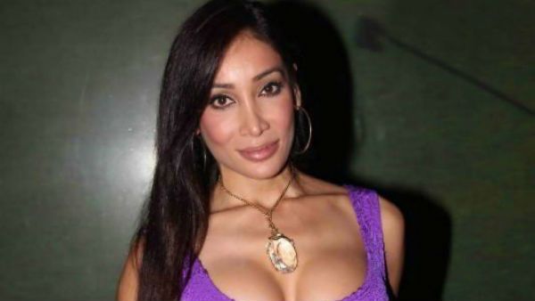 నగ్న దేవత అంటూ బిగ్ బాస్ బ్యూటీ బోల్డ్ ఫోజులు.. పోలీస్ కేసు నమోదు!