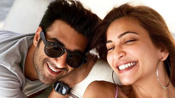 గృహ నిర్బంధంలో ప్రియుడితో పవన్ హీరోయిన్.. నో సోషల్ డిస్టెన్స్, రూల్స్ బ్రేక్