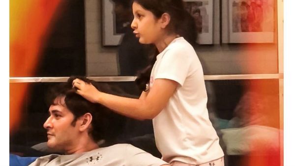 మహేష్‌కు సితార పాప హెడ్ మసాజ్.. ఎంజాయ్ చేస్తున్న సూపర్‌స్టార్