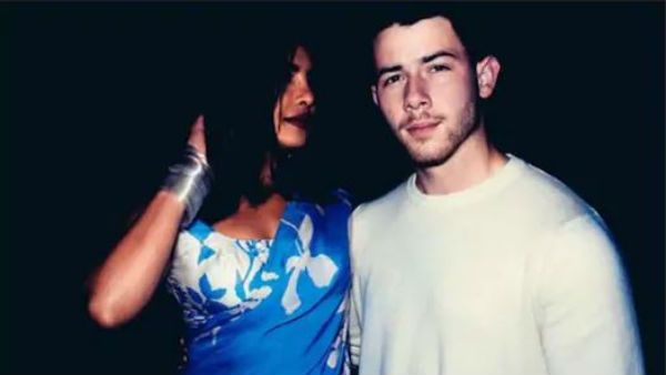 చీర కట్టుకుంటే అలాంటి ఫీలింగ్ వచ్చేస్తుంది.. భర్తతో ప్రియాంక చోప్రా ఫుల్ రొమాన్స్