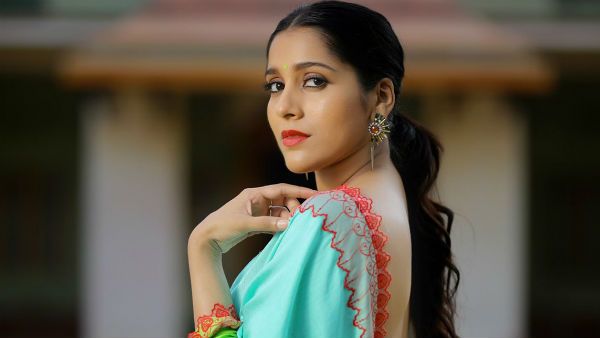 వైరల్ వీడియో : రంగంలోకి దిగిన రష్మీ.. బకెట్ పట్టుకుని రోడ్లపైకి!!