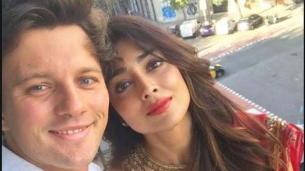 స్పెయిన్ పోలీసులు పట్టుకొన్నారు.. అండ్రూ నా భర్త అంటే నమ్మలేదు.. శ్రీయ బార్సిలోనా కష్టాలు