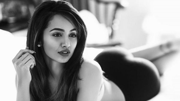 గృహ నిర్బంధంలో రెచ్చిపోయిన తేజస్వి.. అర్ధనగ్నంగా ఫోటోలు వైరల్