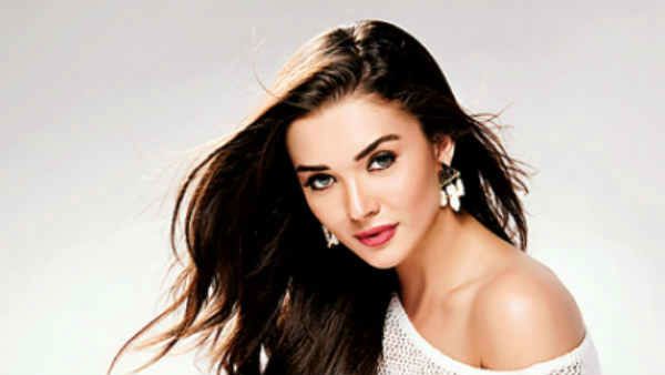 ప్రియుడిపై పడుకుని హీరోయిన్ రొమాన్స్.. బహిరంగ ప్రదేశంలోనే ముద్దులాటలు.!