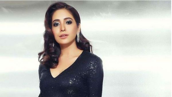 ఆయన గట్టిగా వాటేసుకొని ముద్దు పెట్టుకొన్నాడు.. ఆషా నేగి