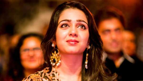 నేను నీకేం చేశానని అలా చేశావ్.. ఆ పనికి మూగబోయాను.. అభిమాని చర్యకు ఛార్మీ ఎమోషనల్