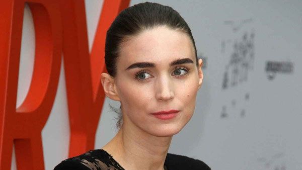 పెళ్లి కాకుండానే తల్లి కాబోతున్న హీరోయిన్.. గర్బం కనిపించకుండా..