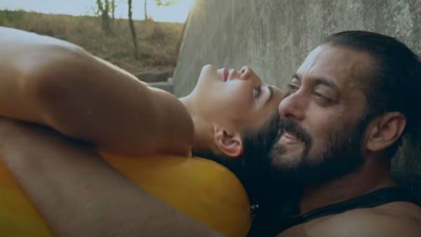 వైరల్ వీడియో .. ఫామ్ హౌస్‌లో సల్మాన్ రొమాన్స్ మాములుగా లేదే.. ఆ హీరోయిన్‌తో రచ్చ రచ్చే