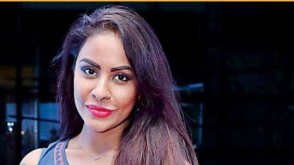 వైన్ షాపుల ముందు అమ్మాయిల వీడియోలు తీస్తే.. అది పగులకొట్టండి.. శ్రీరెడ్డి ఫైర్