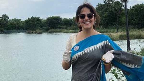 చెరువు గట్టుపై చీరలో.. అదే మన బలమని అంటోన్న అనసూయ