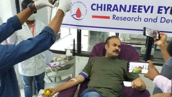 అదే మన అత్యున్నత బాధ్యత.. రక్తదానం చేసిన నాగబాబు