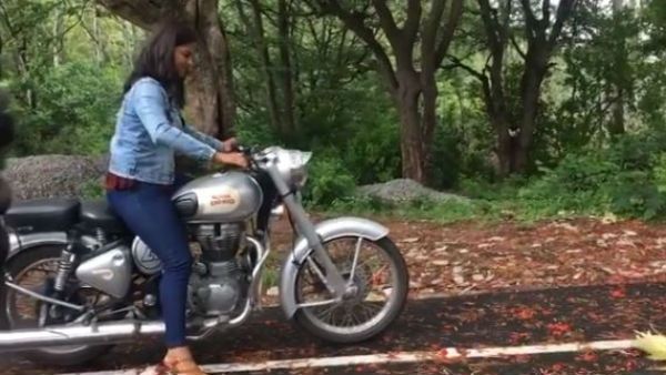 బైక్ మీద నుంచి పడిపోయిన హీరోయిన్.. వీడియో వైరల్