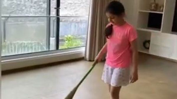 నేను మంచి దానిలా తయారవుతున్నా.. చీపురు పట్టి ఊడ్చిన సితార