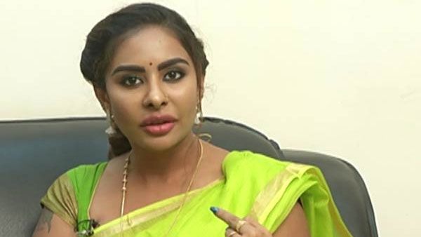 కంగ్రాట్స్ ఇండియా.. కరోనాకు మందు వచ్చేసింది.. కానీ ఆ స్థితిలో పని చేయదంటూ శ్రీ రెడ్డి పోస్ట్