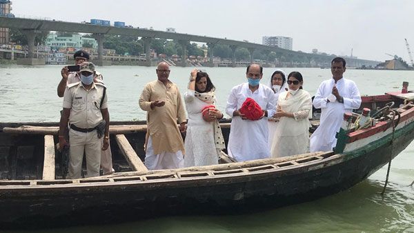 అశ్రునయనాల మధ్య సుశాంత్ అస్థికల నిమజ్జనం, కన్నీటితో చివరి వీడ్కోలు.. 5 ఏళ్ల మేనకోడలు..!