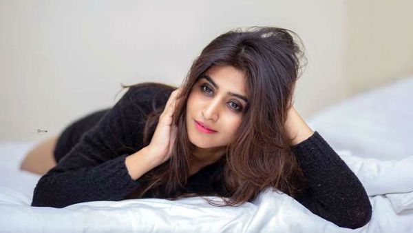 యమహాట్‌గా యాంకర్ వర్షిణి: మీరు ఎప్పుడూ చూడనంతగా గ్లామరస్‌గా!