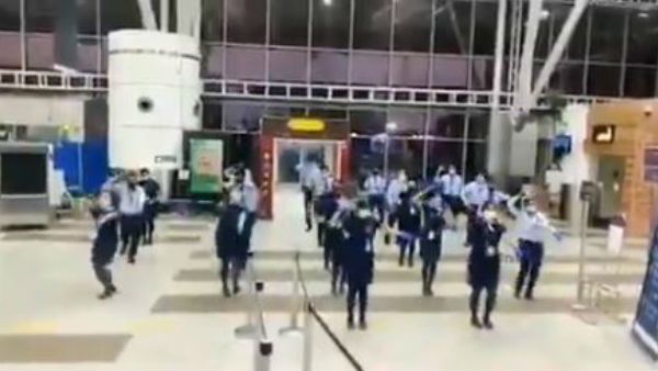 ఎయిర్‌పోర్ట్‌లో బుట్టబొమ్మల గుంపు.. వీడియో వైరల్