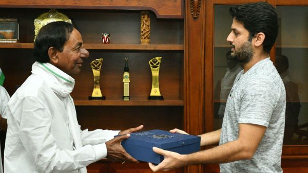 నా పెళ్లికి రండి.. సీఎం కేసీఆర్‌కు పెండ్లిపత్రిక అందజేసిన హీరో నితిన్