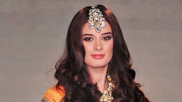 హీరో గర్ల్ ఫ్రెండ్ కోసం రాత్రికి రాత్రే తొలగించారు.. సాహో బ్యూటీ షాకింగ్ కామెంట్స్