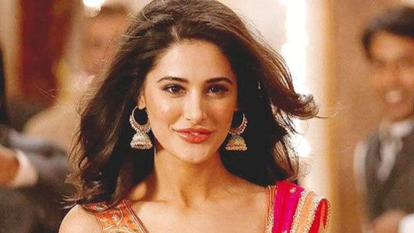 ఒళ్లంతా అలా పూసుకుంది.. బాలీవుడ్ హీరోయిన్ అందాల విందు అదరహో!!