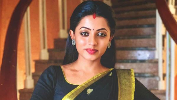 బుల్లితెర నటికి కరోనా పాజిటివ్.. జ్వరంతోనే షూటింగ్స్.. షాక్ లో స్టార్ మా యాక్టర్స్