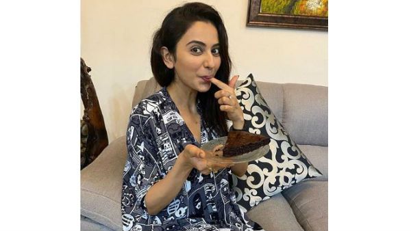 లొట్టలేసుకుంటూ మరీ తింటోంది.. నెటిజన్లను ఊరిస్తోన్న రకుల్