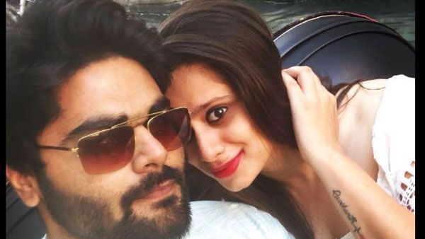 సీక్రెట్‌గా సింగర్‌తో యంగ్ డైరెక్టర్‌ పెళ్లి.. ఐదేళ్ల డేటింగ్ బంధానికి తెర