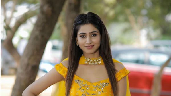 బ్యాక్‌లెస్ ఫొటోలతో యాంకర్ వర్షిణి హల్‌చల్.. కొంటె చూపుతో కవ్విస్తోందిగా.!