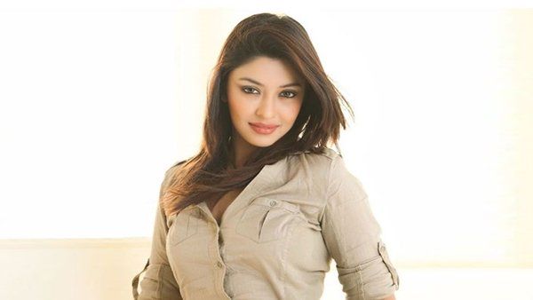 వాటిని గుడ్డిగా నమ్మి అడ్డంగా బుక్కైంది.. నెటిజన్ల ట్వీట్లతో ఎన్టీఆర్ భామకు కనువిప్పు