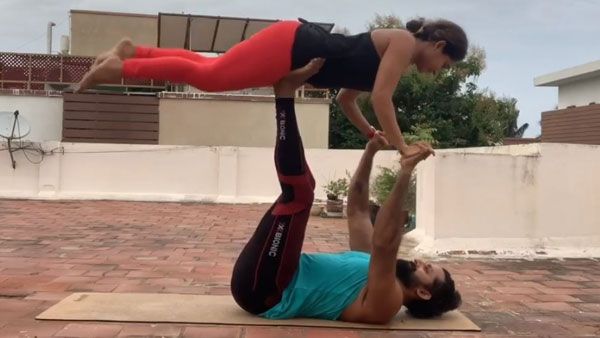 మతిపోయేలా యోగా భంగిమలు.. భర్తతో పూజా రాంచంద్రన్ రొమాంటిక్ ఫోటోలు వైరల్!