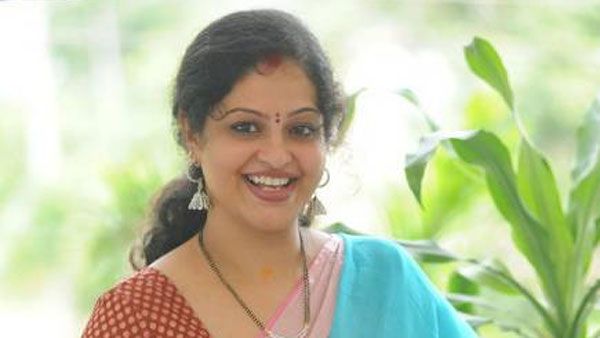 హీరోయిన్ రాశి హార్ట్ టచింగ్ లవ్ స్టోరీ.. వందల కోట్ల ఆస్తులున్న వాళ్ళని కాదని పేదవాడితో పెళ్లి!