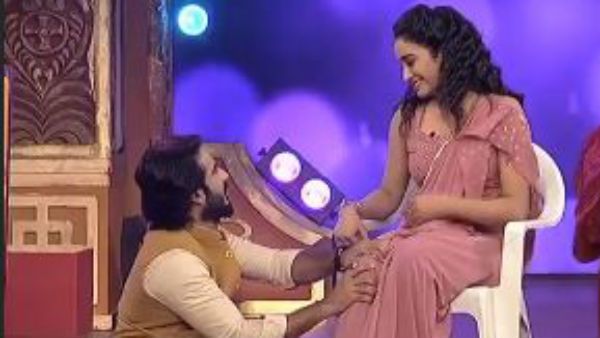 పాదాలు పట్టుకోవడం, కాళ్లు ఒత్తడం.. లేడీ యాంకర్‌కు ఓ రేంజ్‌లో సపర్యలు చేసిన రవి