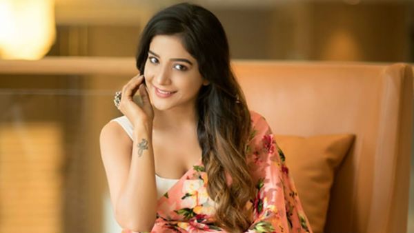 ఇంతలా తెరిచి పెడితే ఎలా అమ్మడు!!.. బిగ్‌బాస్ బ్యూటీ అందాలకు నెటిజన్స్ ఫిదా