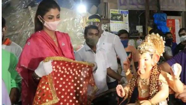 శిల్పాశెట్టి నివాసానికి వచ్చిన గణపతి.. భక్తి శ్రద్ధలతో..