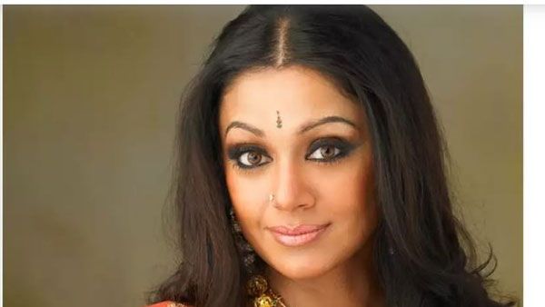 ఆ సూపర్‌స్టార్ చేత నిర్మాత కాళ్లు పట్టించారు.. ఆ తర్వాత ఫ్యాన్స్ దారుణంగా.. నటి శోభనకు షాక్!