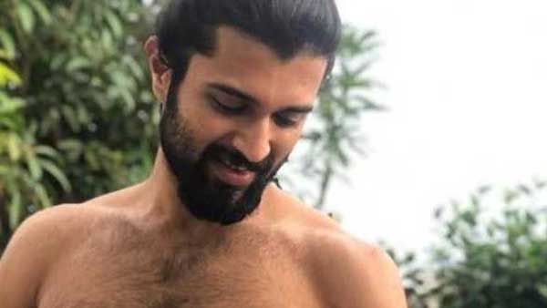 క్యూట్ ఫ్రెండ్‌తో అర్ధనగ్నంగా విజయ్ దేవరకొండ.. ముద్దుగా ప్రేమను పంచుతూ.. ఫోటో వైరల్