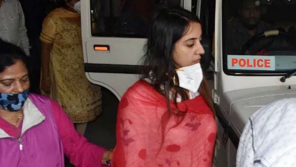 జైలు గేటు ముందే మొండికేసిన సంజన గల్రానీ.. భయంతో లోపలికి వెళ్లనంటూ..