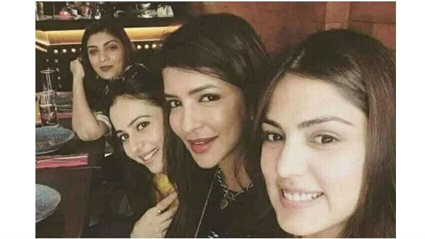 రియా చక్రవర్తితో మంచు లక్ష్మీ, రకుల్ ప్రీత్.. సోషల్ మీడియాలో దారుణంగా ట్వీట్స్.. ఫోటో వైరల్!