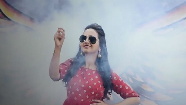 డబ్బులు లేక పది రోజులు పస్తులున్నా.. బిగ్‌బాస్ వేదికపై యాంకర్ లాస్య కంటతడి