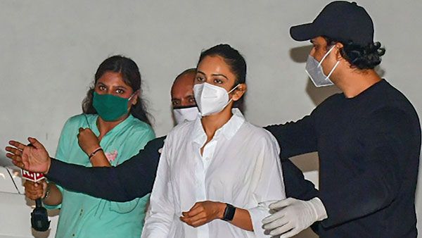 రకుల్ ప్రీత్ ఇంట్లో డ్రగ్స్ స్వాధీనం?... అవి నావి కావు.. రియా చక్రవర్తివే అంటూ వెల్లడి