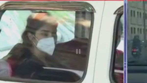 చెయ్యెత్తి జైకొట్టిన రియా చక్రవర్తి .. అరెస్ట్ తర్వాత తెరపైకి 25 మంది బాలీవుడ్ ప్రముఖుల పేర్లు