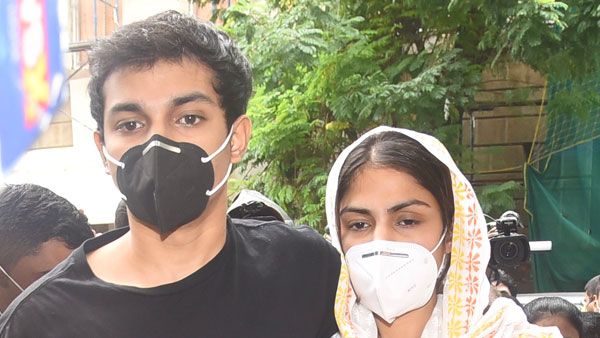 సుశాంత్ కేసులో ముదురుతున్న డ్రగ్స్ వివాదం.. సోదరుడితో చిక్కుల్లో పడిన రియా చక్రవర్తి