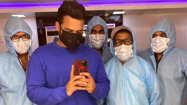 షూటింగ్‌లో సుప్రీం హీరో... మేకప్ రూంలో అందరితో అలా