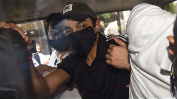 బ్రేకింగ్: రియా చక్రవర్తికి ఎదురుదెబ్బ.. డ్రగ్ కేసులో షోవిక్ చక్రవర్తి అరెస్ట్