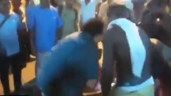 పల్లకి మోసే వ్యక్తుల పాదాలను మొక్కిన బాలసుబ్రహ్మణ్యం.. వీడియో వైరల్