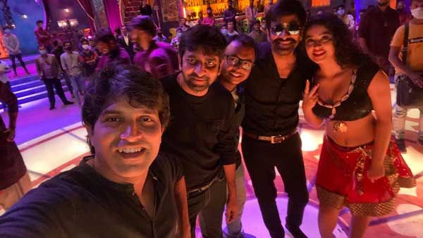 ఆర్జీవి థ్రిల్లర్ బ్యూటీతో మాస్ రాజా స్పెషల్ ఐటెమ్ సాంగ్