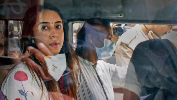 డ్రగ్స్ కేసు తరువాత ఆన్‌లైన్ బెట్టింగ్.. ఆ స్టార్ హీరోయిన్‌పై మరో అనుమానం?