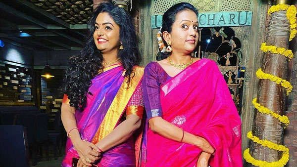 ఒకే ఫ్రేమ్‌లో వంటలక్క-సుమక్క.. అక్కడేం చేస్తున్నారంటే.. ఇక వ్యవహారం అలా వేడెక్కింది!!